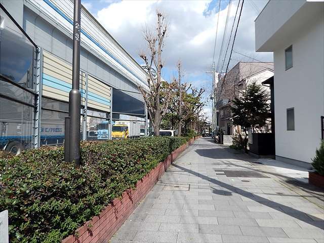 町の北側を阪神高速3号神戸線が走っています。