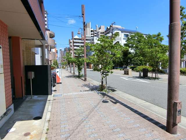 一部道幅の狭いところがありますが、区画の整ったすっきりとした印象の街並み。