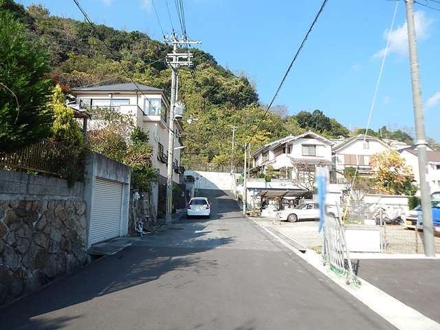 生垣のある家が多く、周囲を緑豊かな山に囲まれ、自然を身近に感じられます。