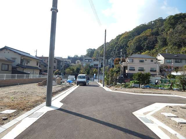 六甲山系の山麓に位置するニュータウンで、車の交通量は少なく、閑静な住宅環境が魅力。