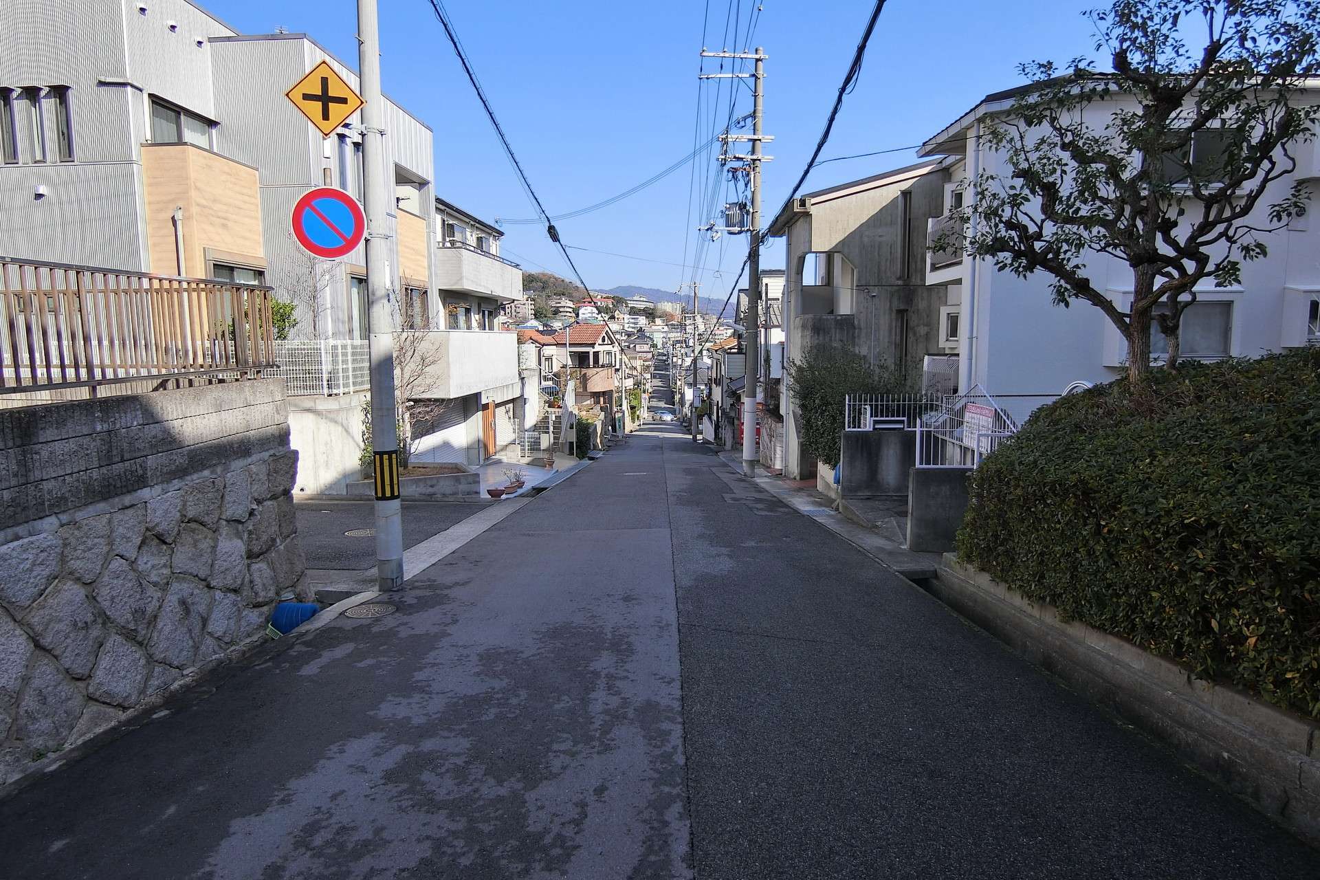 町の全域が第1種低層住居専用地域内で、敷地の広い一戸建てが中心に立ち並んでいます。