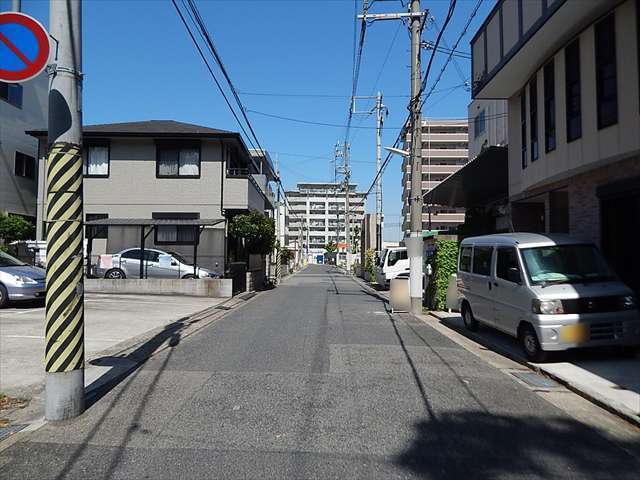 一部道幅が狭くなっているところもありますが、概ね区画の整った街並み。地勢はほぼ平坦。