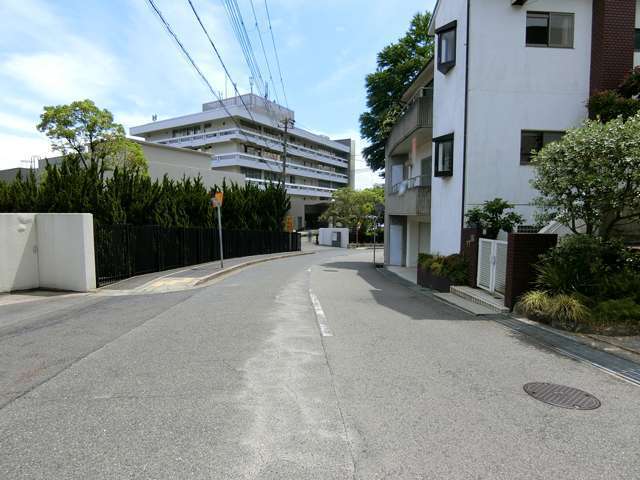 一戸建てやマンションが混在しています。