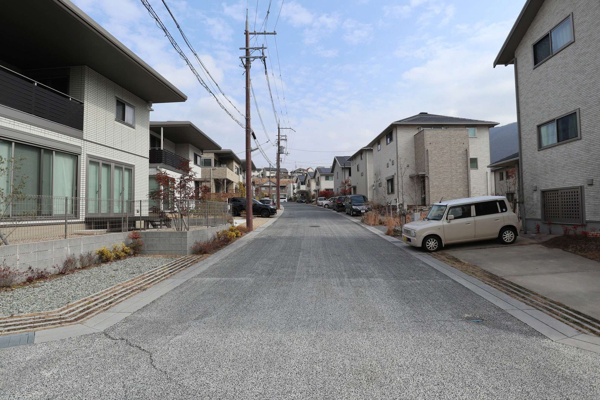 町の東部。敷地の広い一戸建てが並んでいます。
