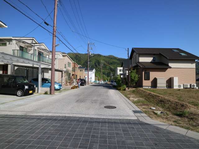 町の北東部を北西方向からた景色。奥には山林が広がっています。