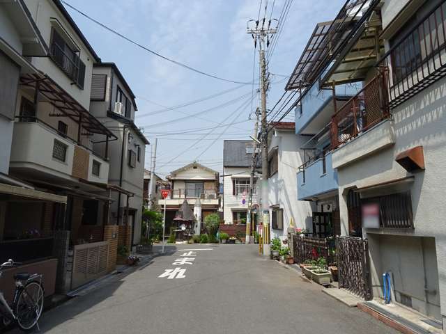 町の東部を東方向から見た景色。街路の道幅はやや狭めです。