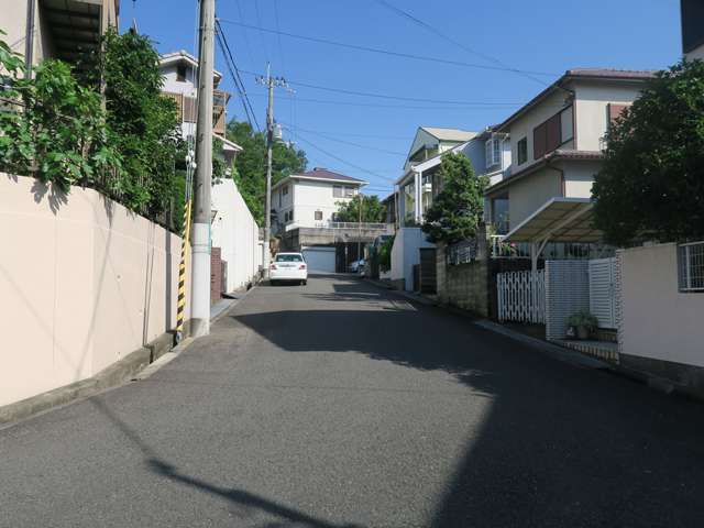 町の南西部を西方向から見た景色。道幅の広い街路沿いに一戸建てが並んでいます。