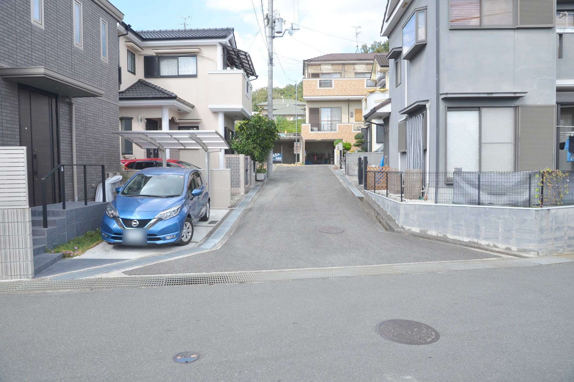 一戸建てが多い住宅地。町中には坂道もありますが、傾斜は緩やかです。