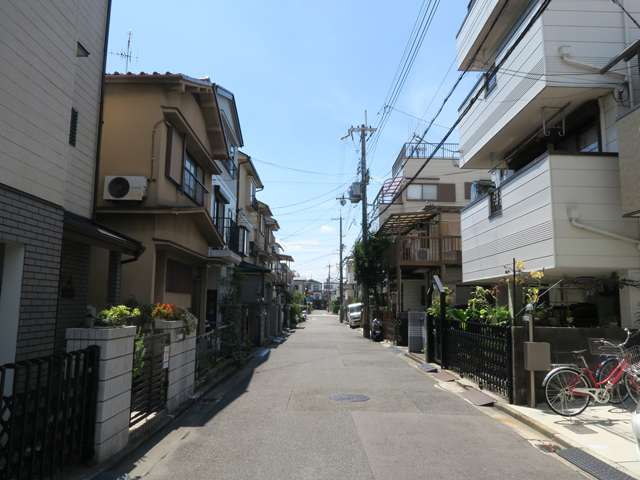 区画はほぼ整っており、整然と一戸建てが立ち並んでいます。