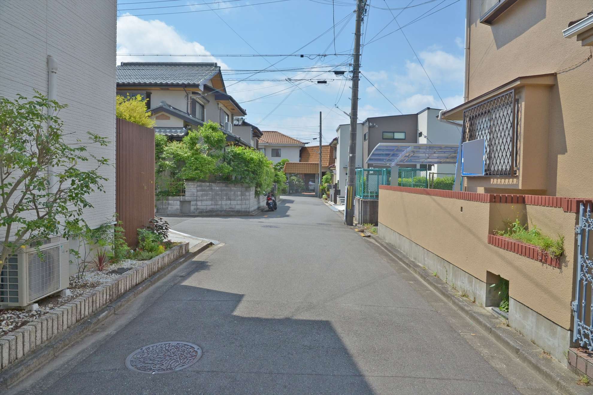 区画野整った住宅地。一戸建てが整然と立ち並びます。