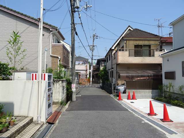 町の南部を西方向から見た景色。道幅の狭い街路沿いに一戸建てが並んでいます。