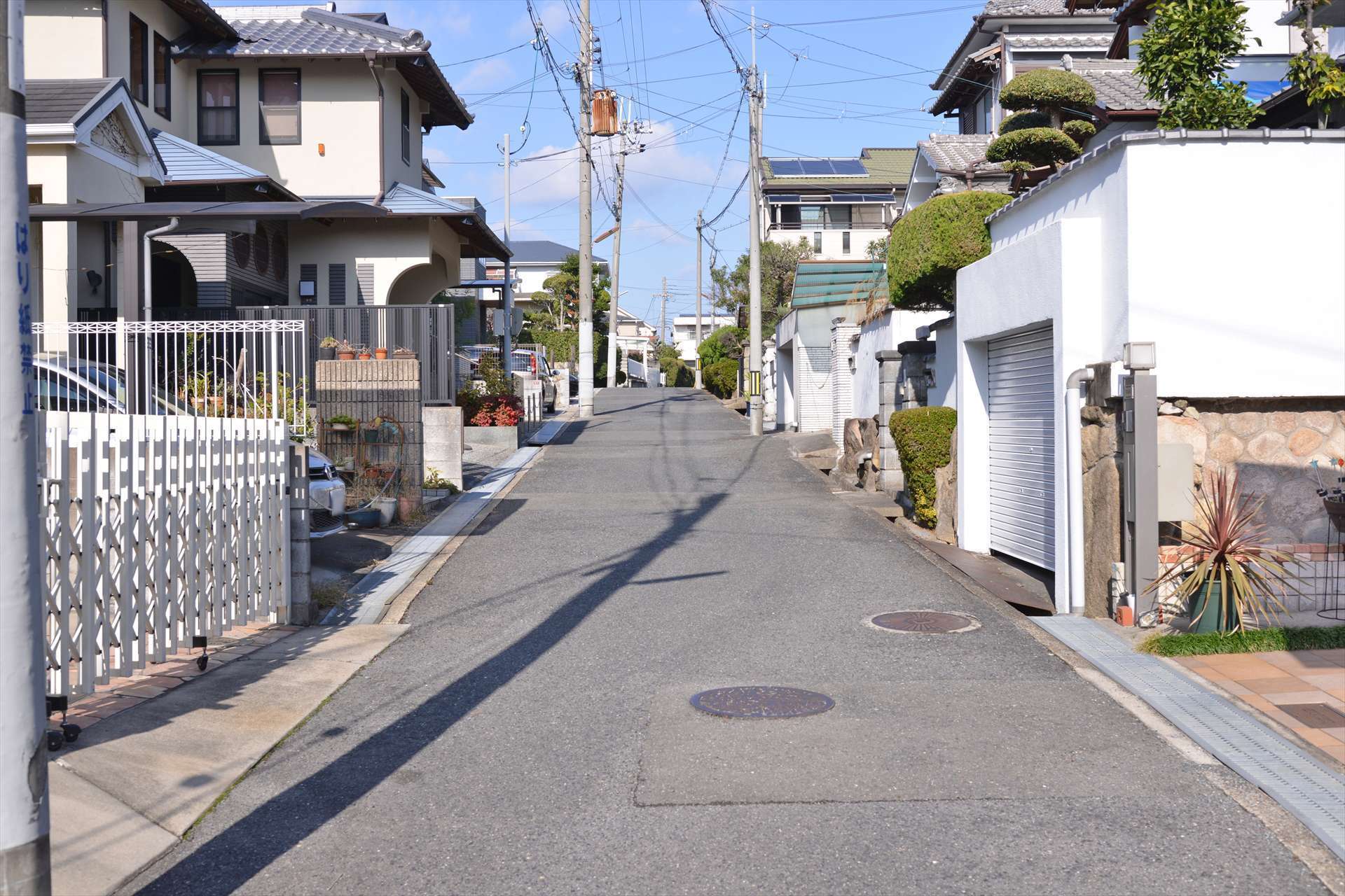 町の南部を南方向から見た景色。町名の通り、周囲より小高いところにあるため、坂道が少しあります。