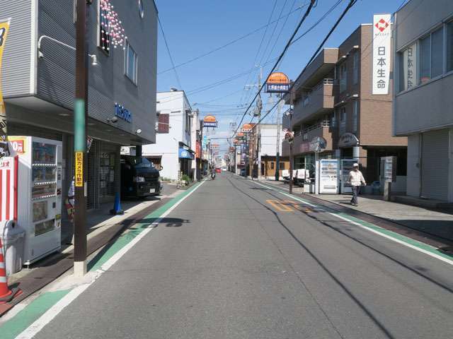 町の南端を通る府道132号高槻茨木線は『昭和ロード商店街』になっています。