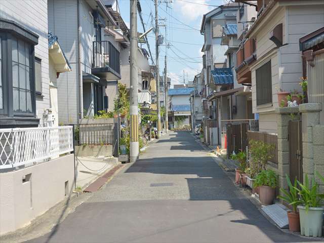 町の北西部を西方向から見た景色。道幅が狭い街路が多いです。