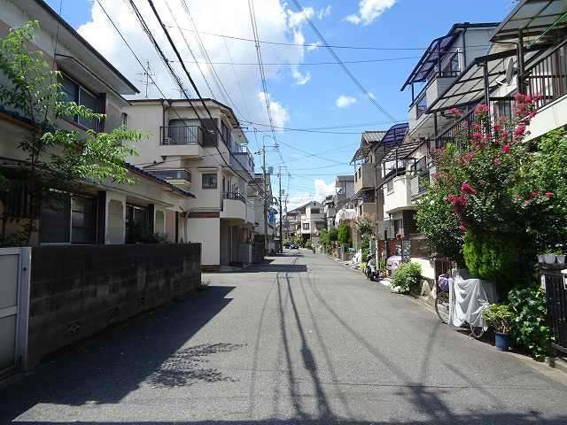 町の北東部を東方向から見た景色。一戸建てが中心に並んでいます。