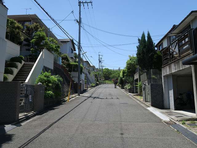 町の北部を東方向から見た景色。坂道沿いに一戸建てが並んでいます。