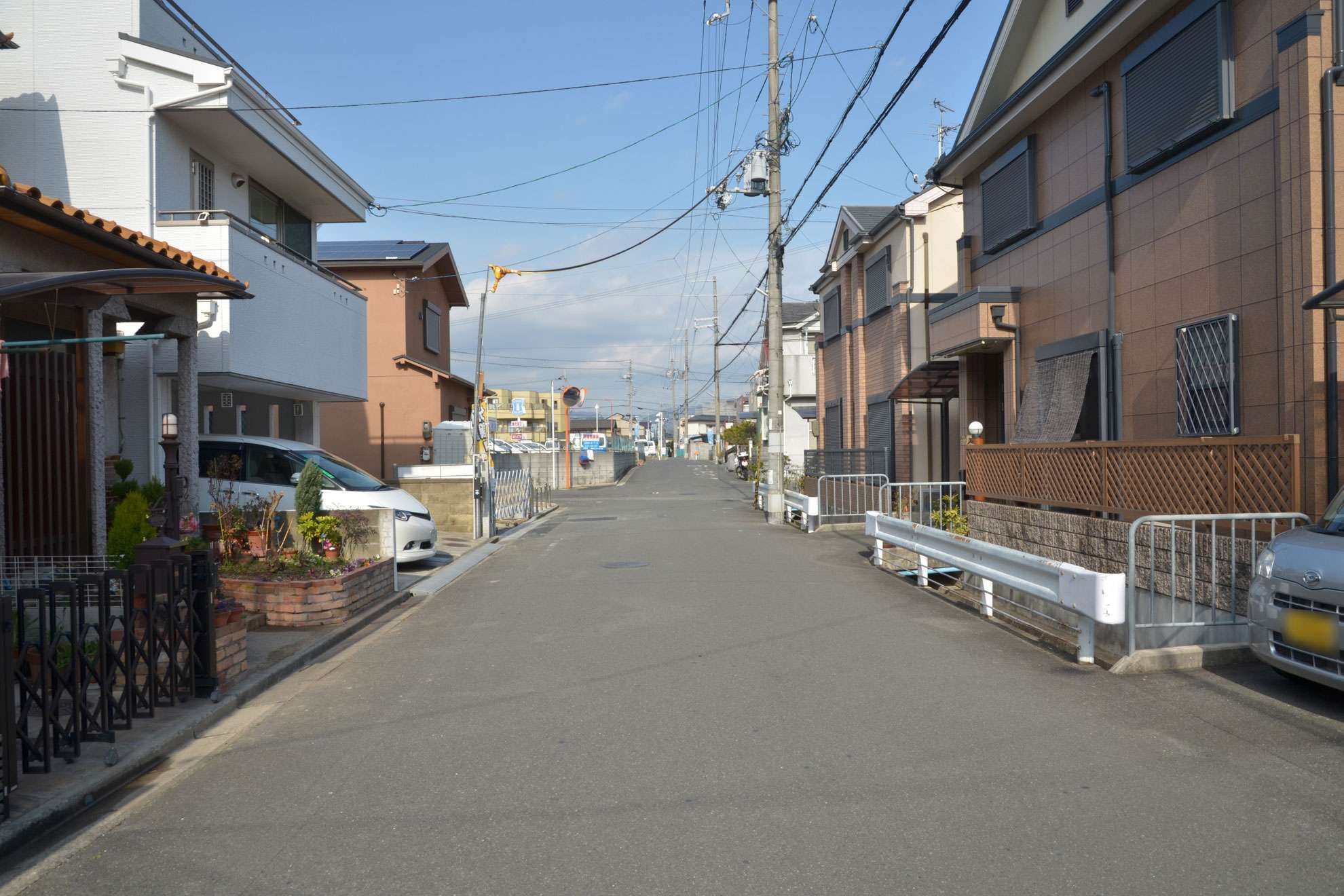 町の南西部を南方向から見た景色。一戸建てが中心に並んでいます。