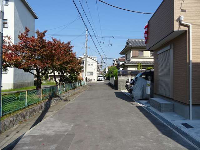 町の南東部を南方向から見た景色。道幅が狭く、集合住宅も混在しています。