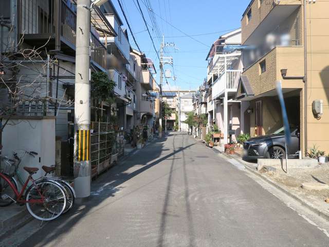 直線的な街路に、整然と一戸建てが立ち並ぶ、すっきりとした印象の街並みです。