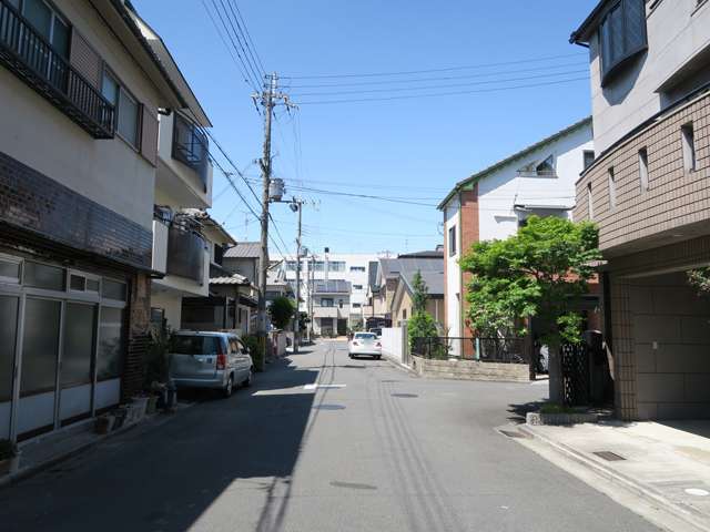 町の北東部を南方向から見た景色。道幅の広い街路が多いです。