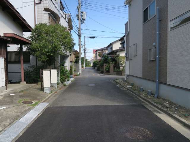 町の北西部を西側から見た景色。道幅が狭い街路沿いに一戸建てが並んでいます。