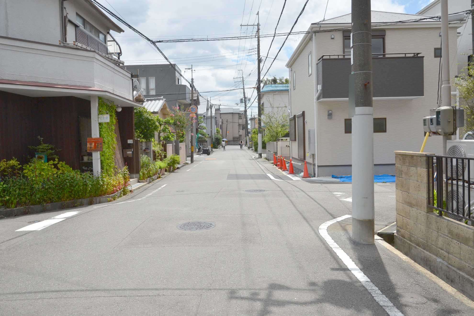 一戸建てが中心に立ち並ぶ住宅地エリア。