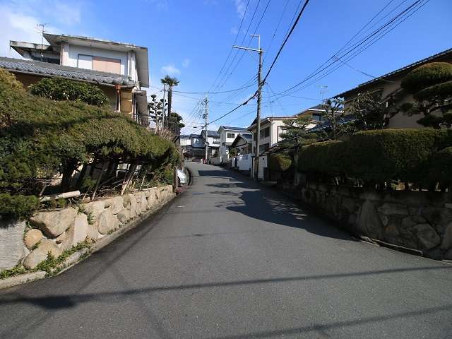 町の南部を南方向から見た景色。緩やかな上り坂が続いています。