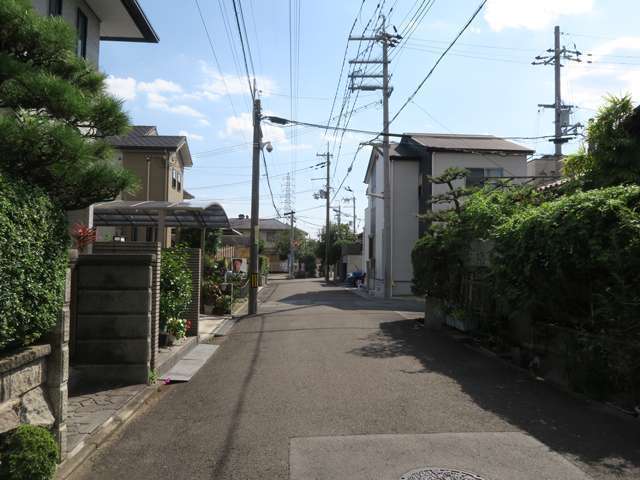 町の北部を北方向から見た景色。道幅が狭い街路沿いに一戸建てが並んでいます。