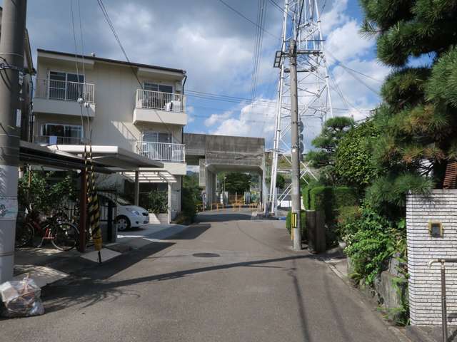 町の北端を阪急京都線の高架橋が通っています。