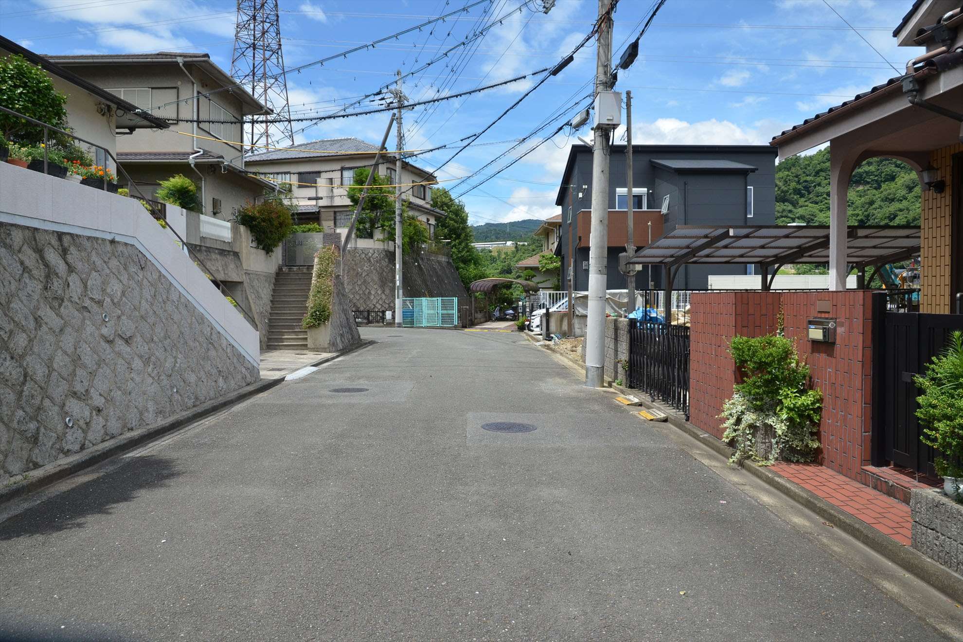 山の麓あたりに広がる町で、大変自然豊かです。