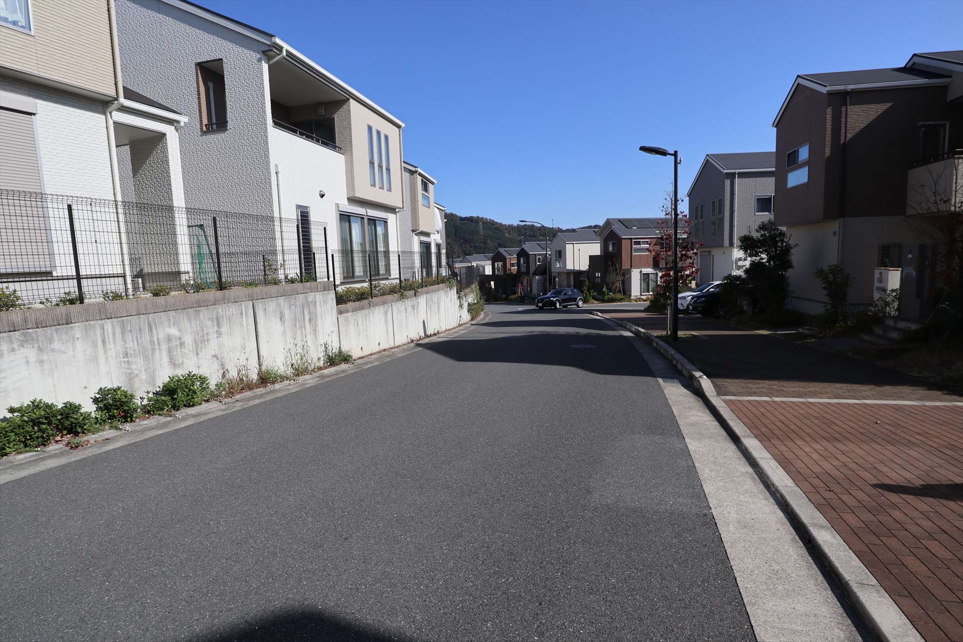 比較的新しい一戸建てが立ち並ぶエリアです。