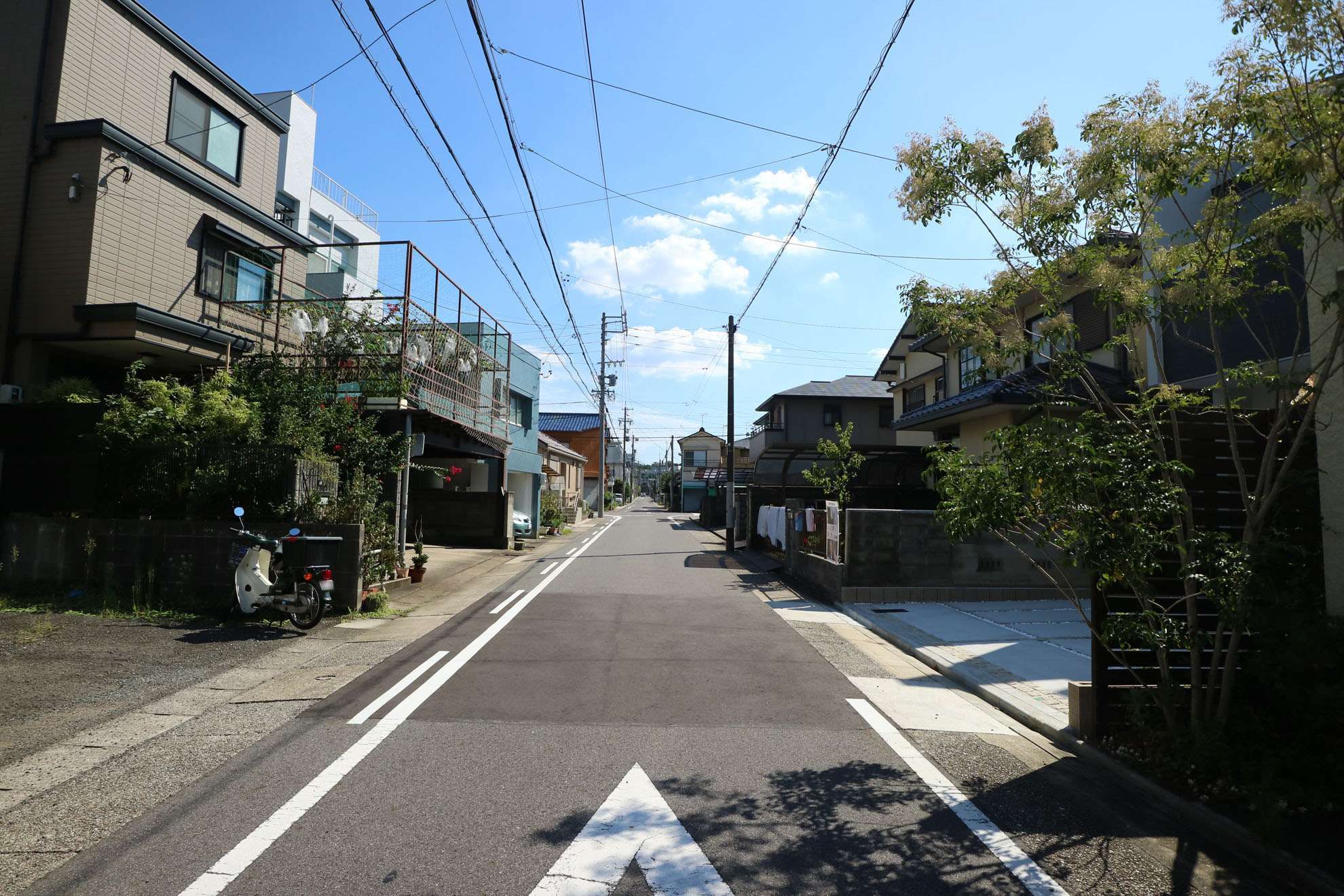 生活道路は道幅がやや狭く一方通行が中心ですが、閑静な街並みです。
