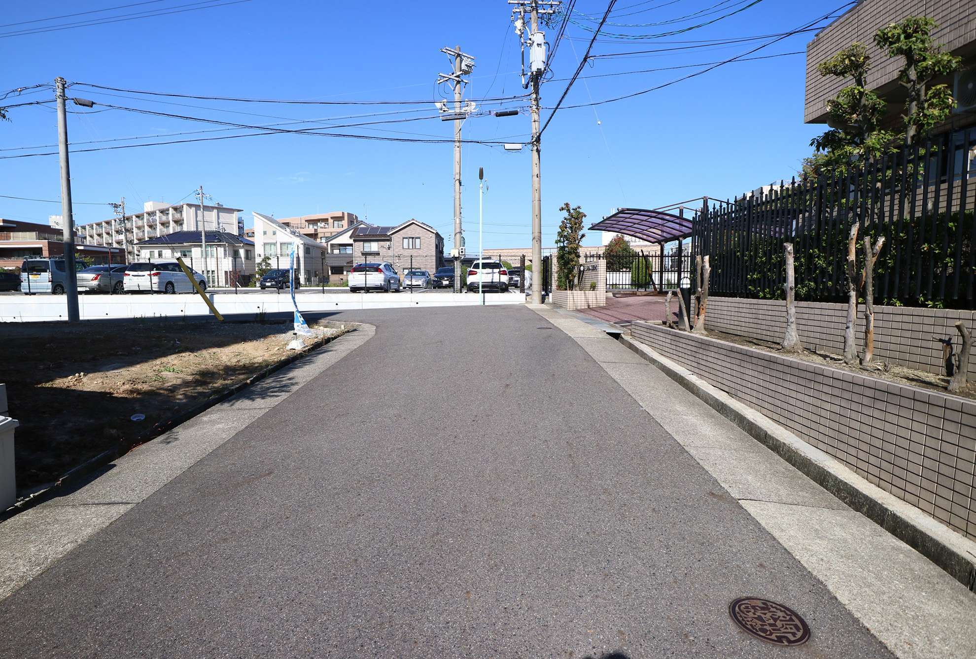 すっきりとした印象の街並み。