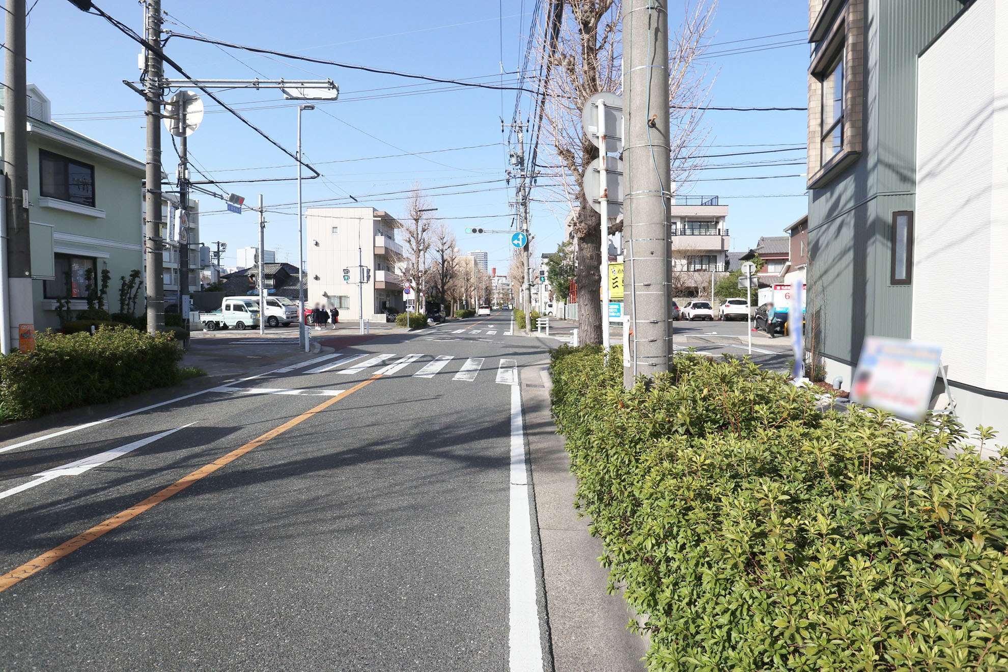 町の西側を通る比較的大きな通り。1本中に入ると、入り組んだ街路になっています。