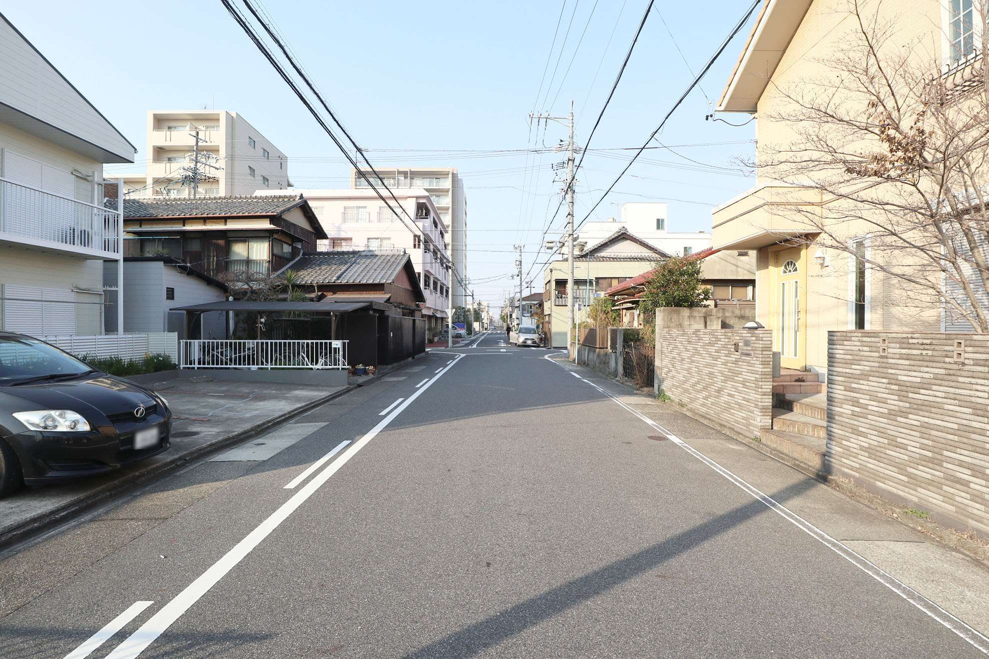 一方通行の通りが多いですが、区画は比較的整っており、すっきりとした街並みです。