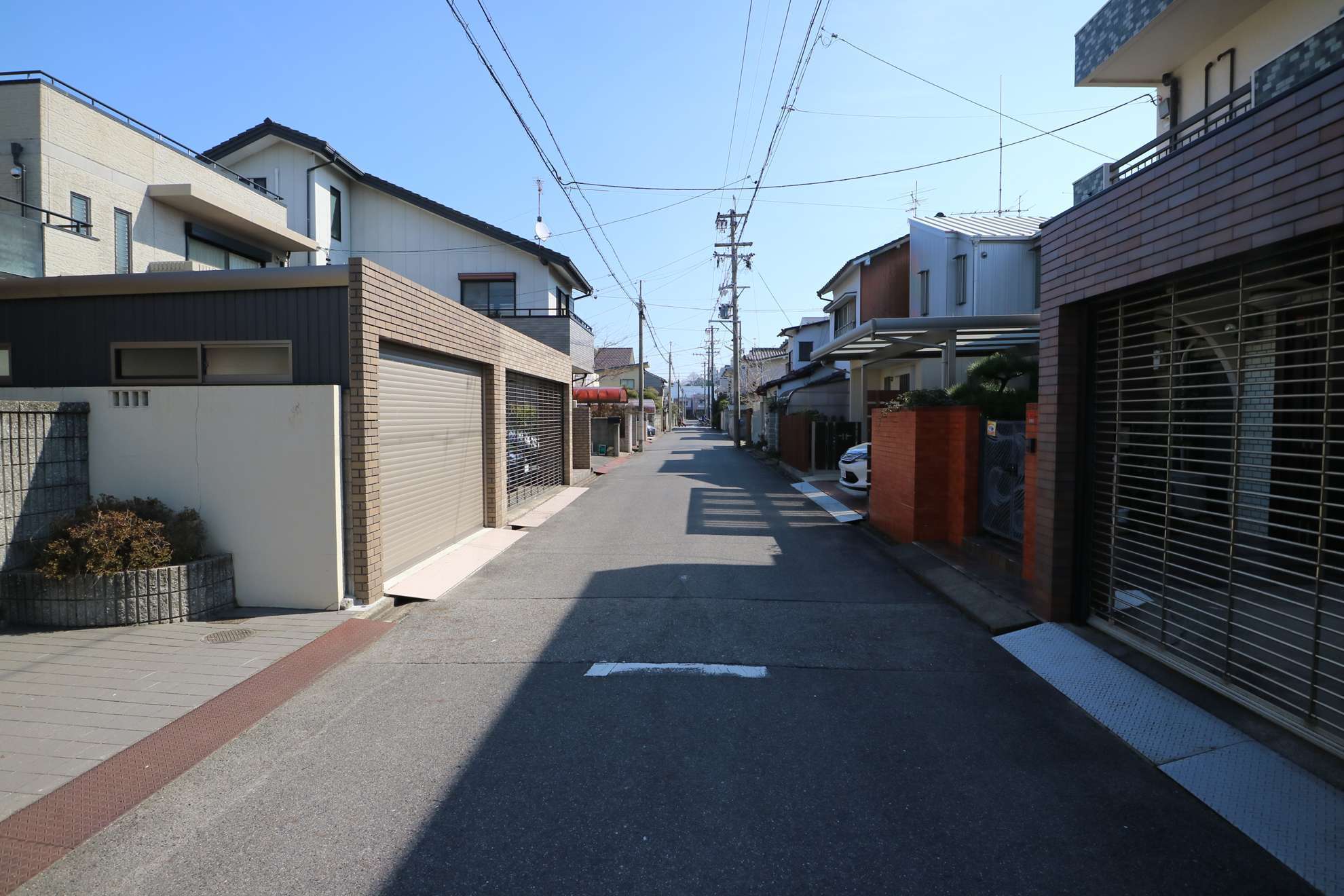 直線的な街路に、整然と一戸建てが立ち並んでいます。