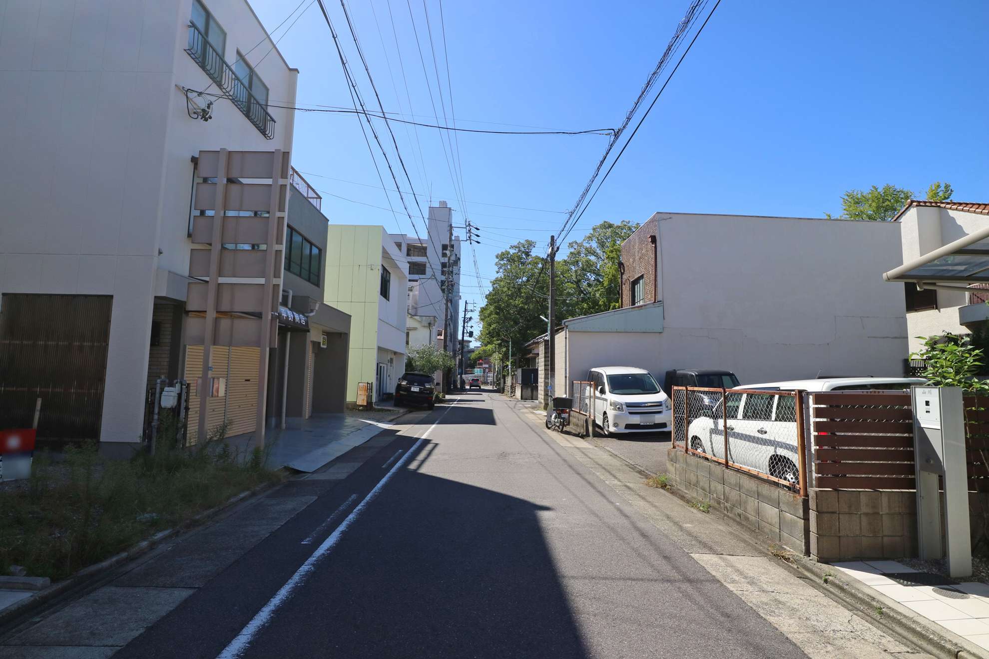 やや狭めの街路が中心になっています。