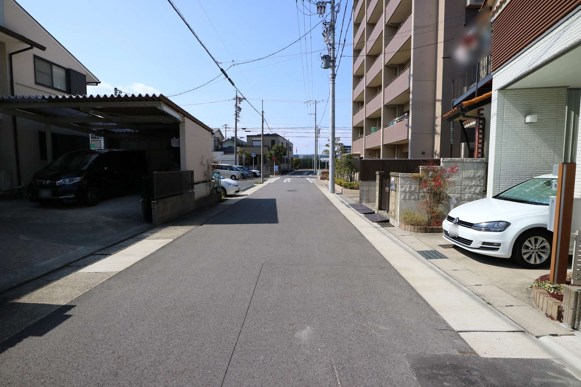 一戸建てが中心の住宅地。ところどころにマンションも点在しています。