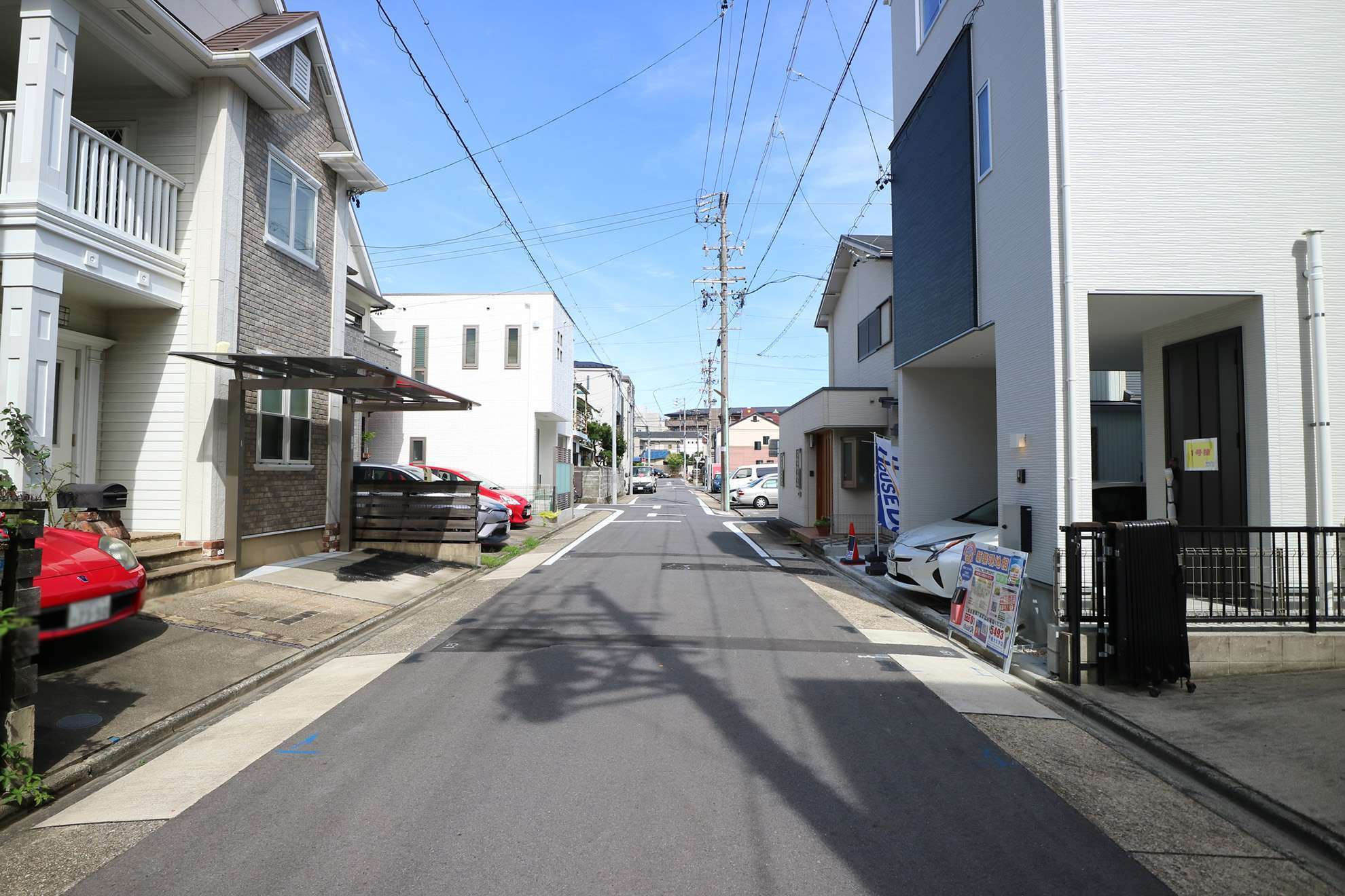 一戸建てが中心に立ち並んでいます。