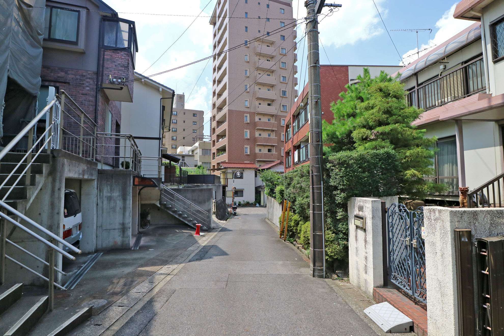 道幅は狭く入り組んだところが中心。一戸建てやマンションなどの住宅の他、店舗や事務所も混在するエリアです。