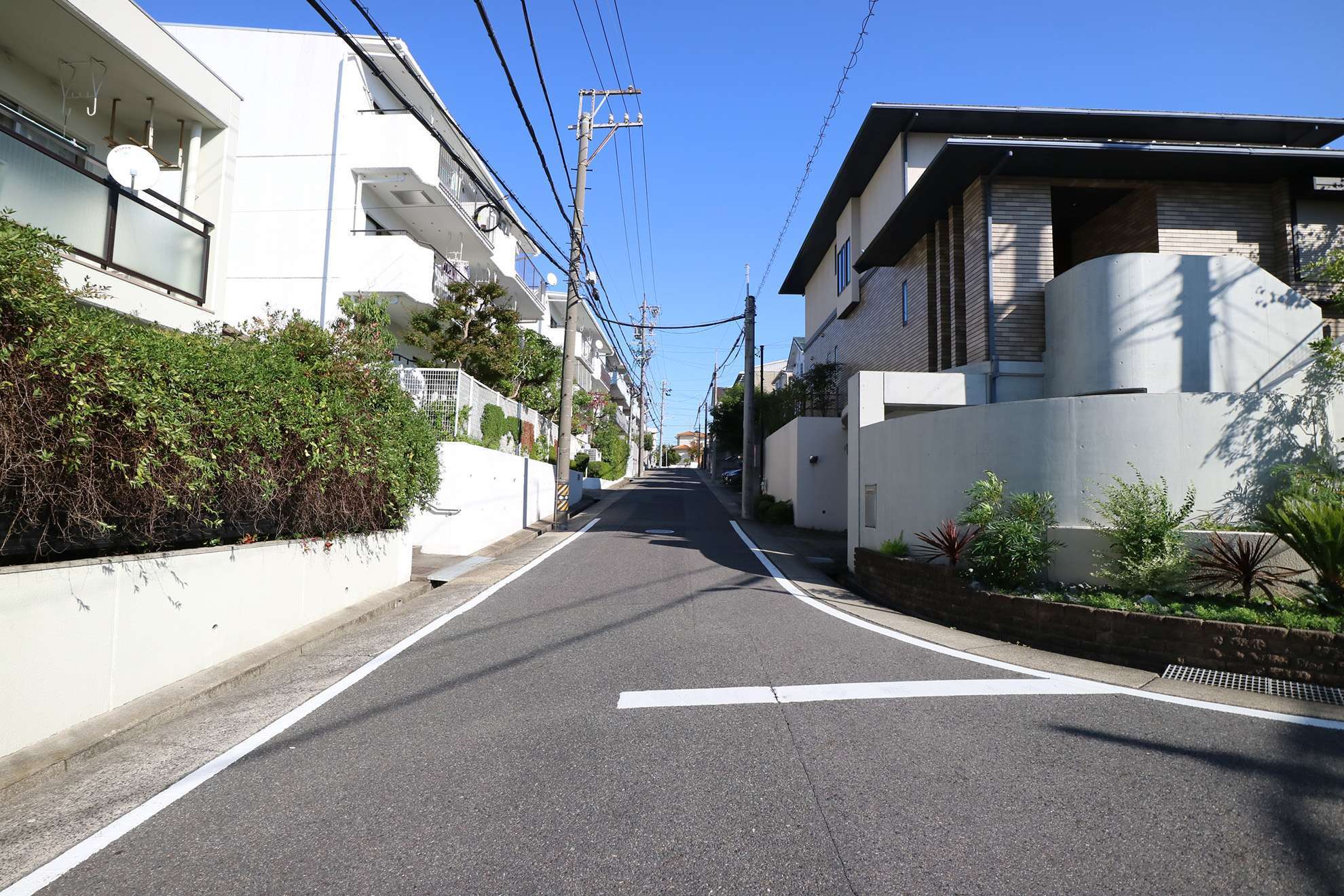 町中にはやや傾斜があります。