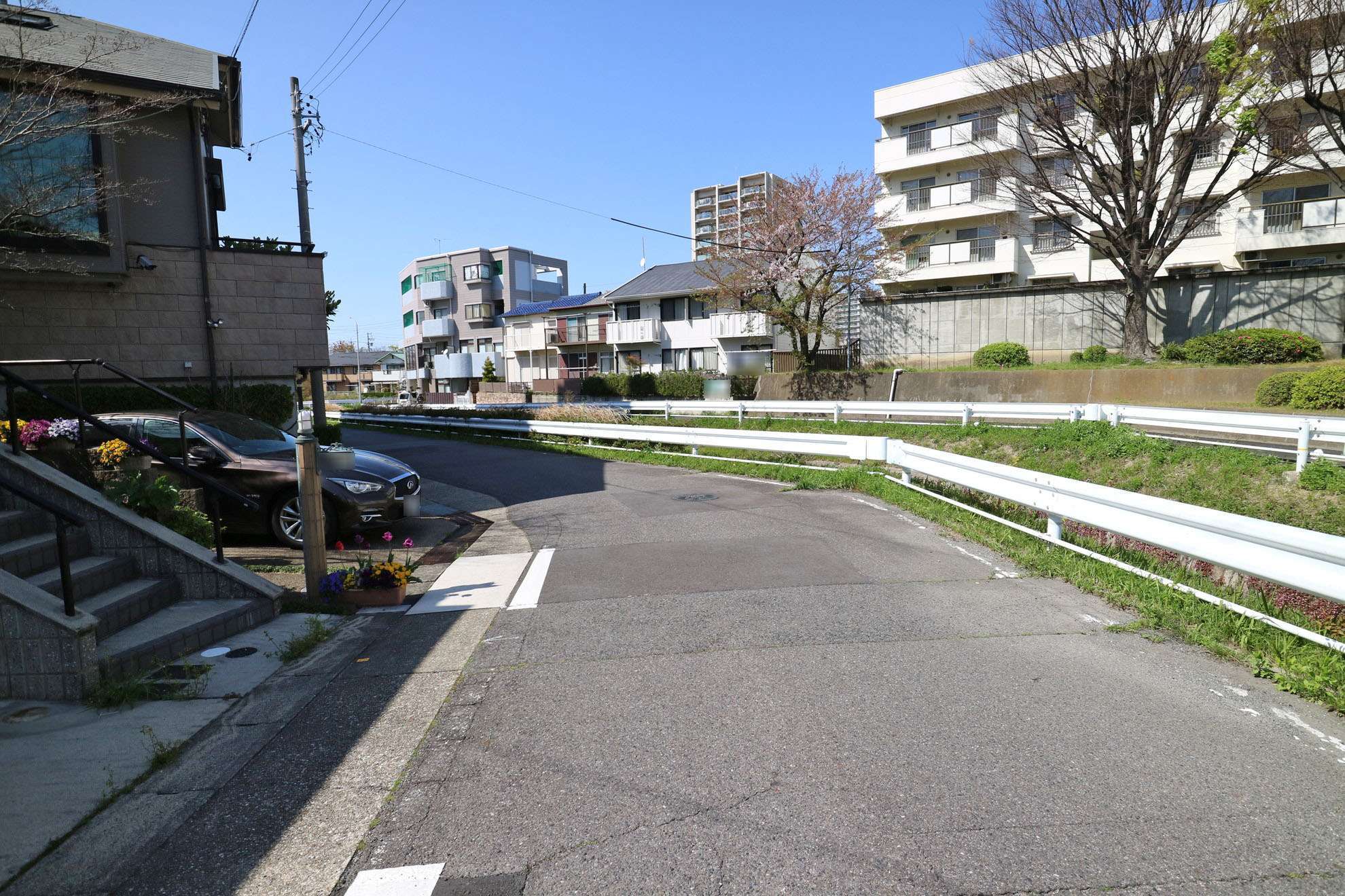 マンションや一戸建てが混在する住宅地エリア。自然豊かな印象の街並みです。