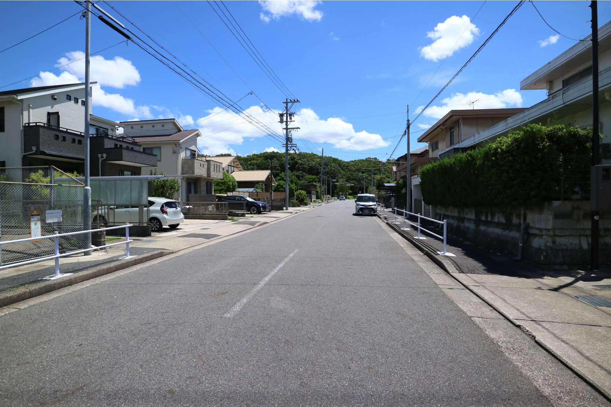 緑豊かな高台の住宅地。道幅は広く、区画も整っておりすっきりとした印象です。