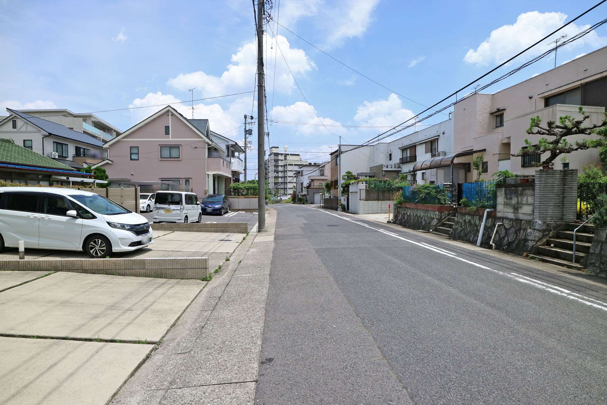 低層の住宅が多く、開放感のある街並み。