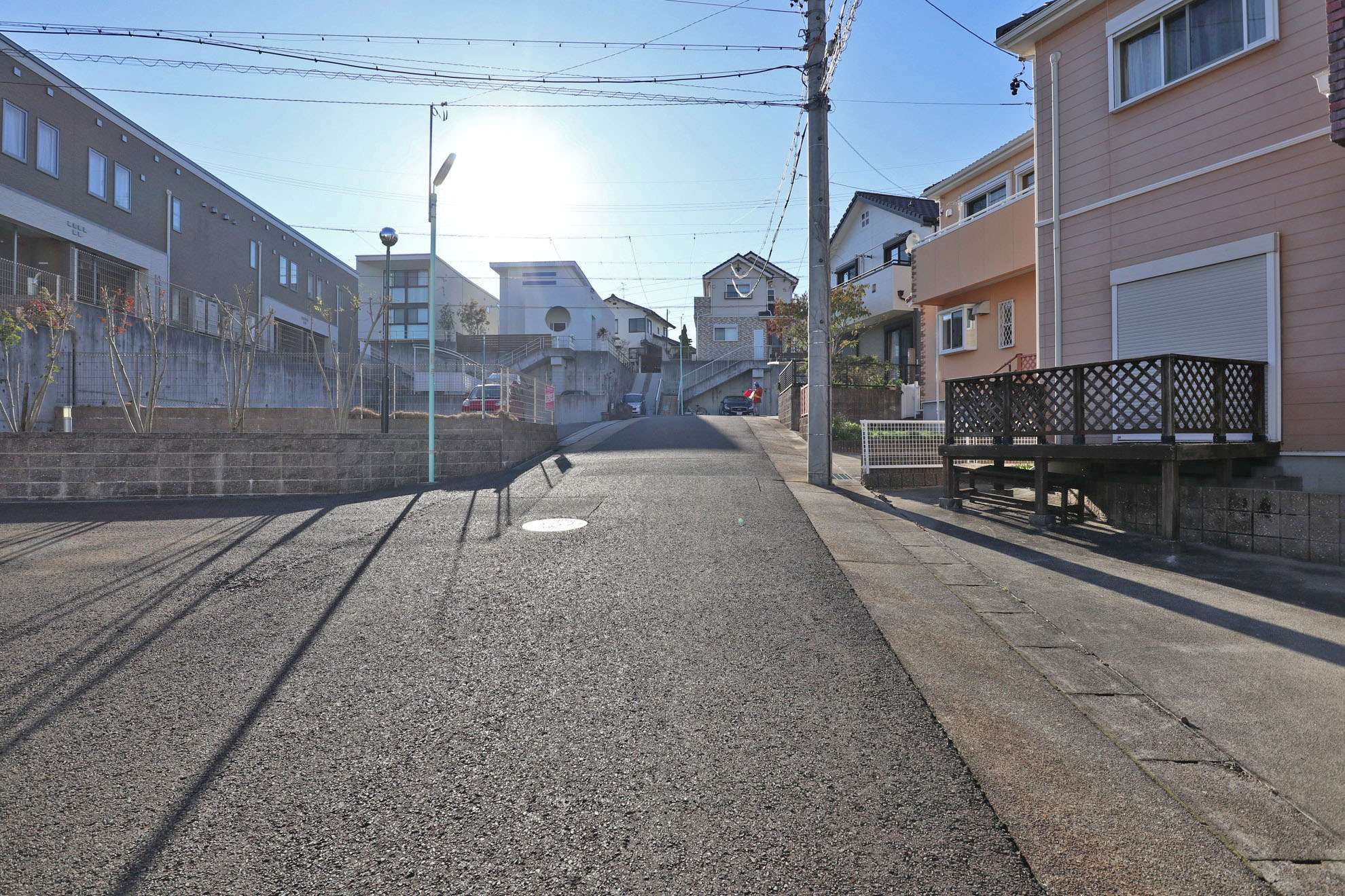 町中にはやや傾斜があります。