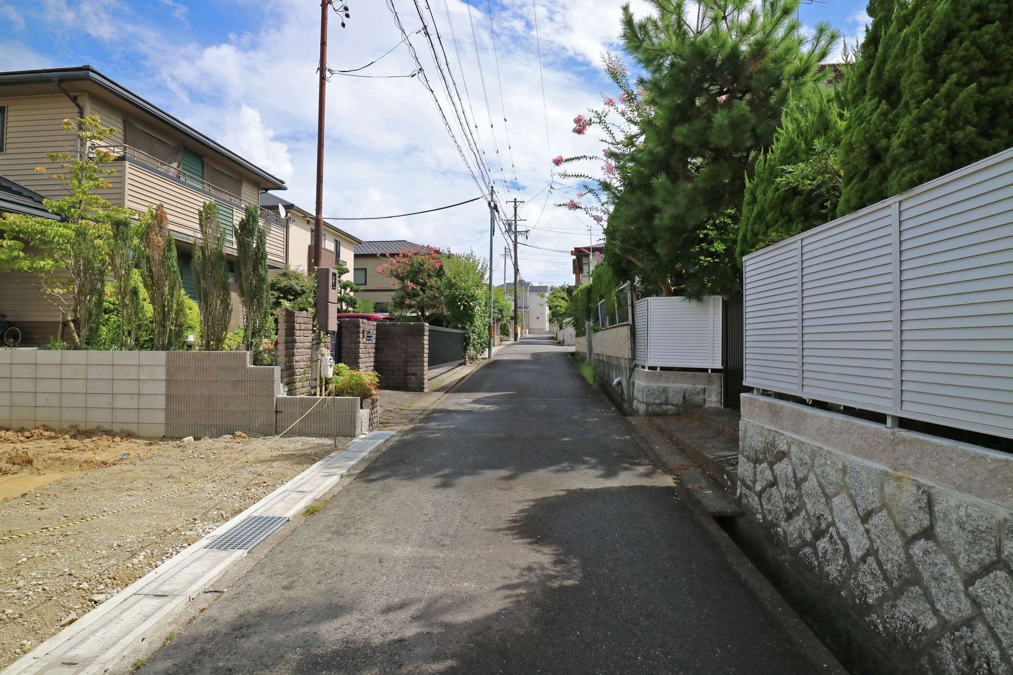 すっきりとした印象の街並み。