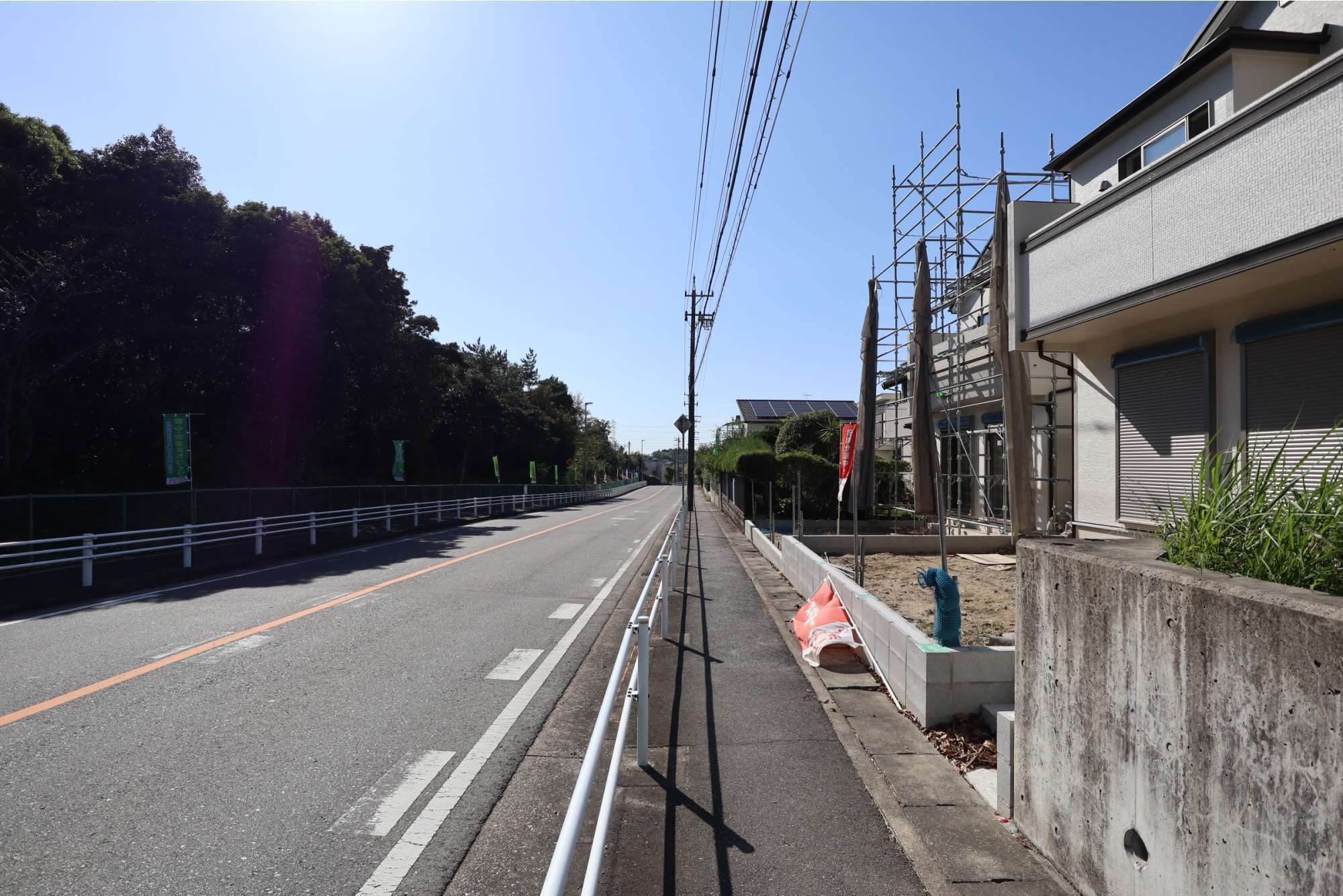 町中には緩やかな傾斜があります。