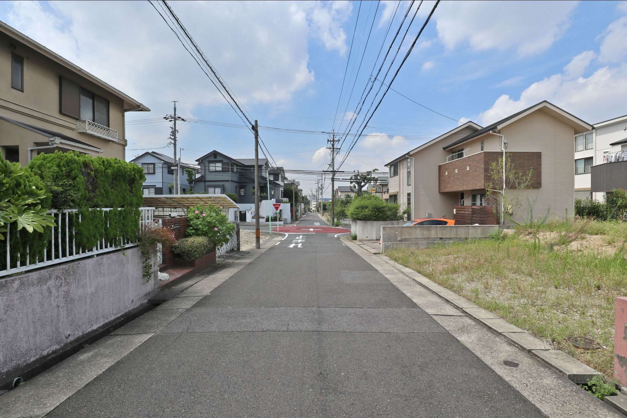 一戸建てが中心に立ち並ぶ閑静な住宅地。