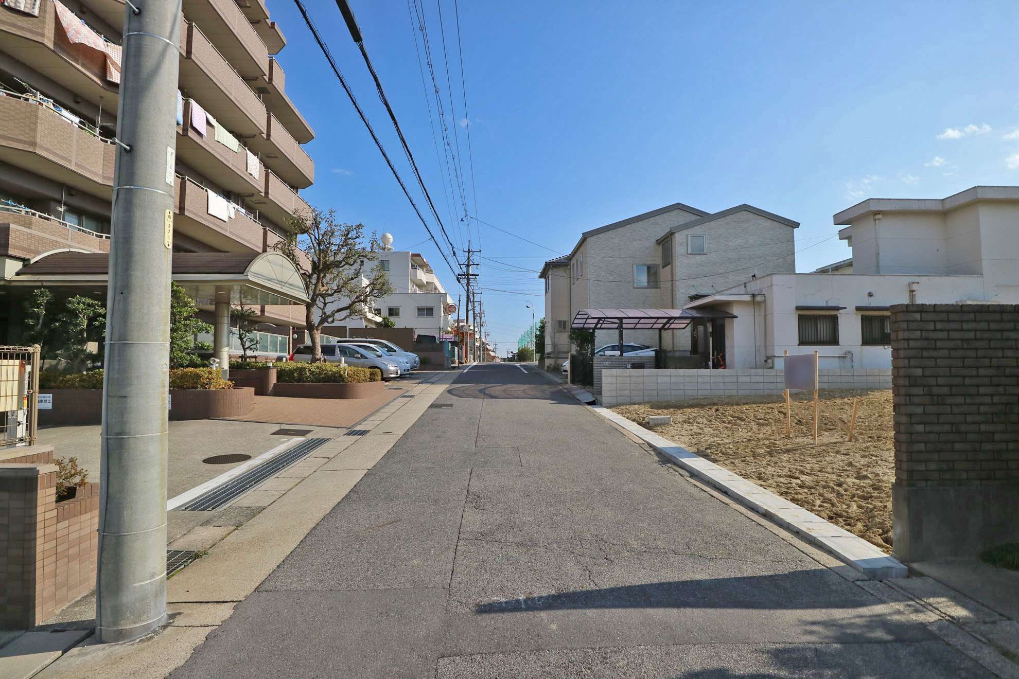 一戸建てやマンションが混在しています。