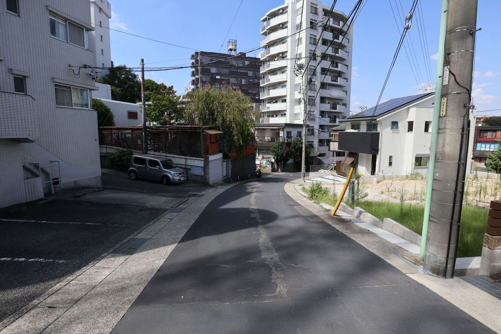 町中にはやや傾斜があります。